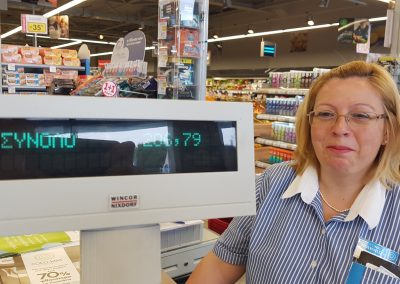 Überraschte Kassiererin