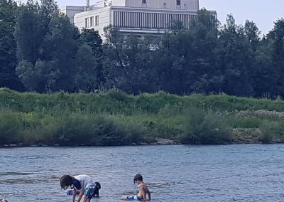 Jungs in der Isar